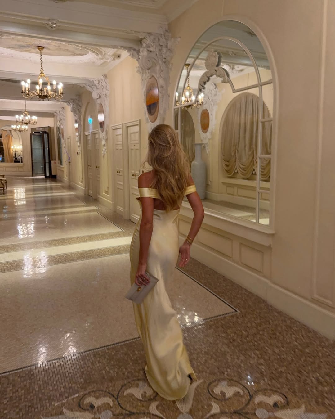 Palmora Society - Alicia | Vestido Maxi de Satén Hombros Descubiertos - foto 4